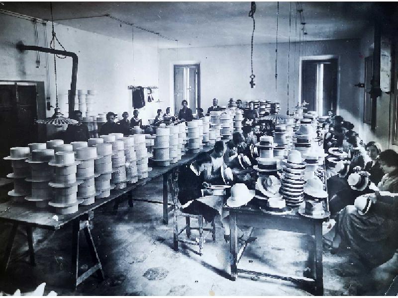 Ponte a Signa, Fabbrica Santini. Reparto rifinitura anno 1925. (Archvio Marco Moretti)
