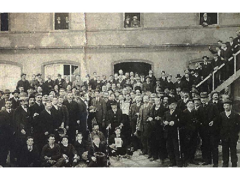 Maestranze della fabbrica di cappelli Santini di Ponte a Signa (fondata nel 1836) in una foto scattata domenica 22 gennaio 1911.
Seduto, al centro il cav. Santini. Terzo da sinistra in piedi, con i baffi e senza cappello, mio nonno materno Elvino Brunelli di Porto di Mezzo, impiegato, ( 'in banco', come allora si diceva,) che dopo la guerra, nei primi anni Venti, con altri cinque soci rileverà la fabbrica.
(Arch. Moretti)