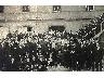 Maestranze della fabbrica di cappelli Santini di Ponte a Signa (fondata nel 1836) in una foto scattata domenica 22 gennaio 1911.
Seduto, al centro il cav. Santini. Terzo da sinistra in piedi, con i baffi e senza cappello, mio nonno materno Elvino Brunelli di Porto di Mezzo, impiegato, ( 'in banco', come allora si diceva,) che dopo la guerra, nei primi anni Venti, con altri cinque soci rileverà la fabbrica.
(Arch. Moretti) (imm. 3 di 8)