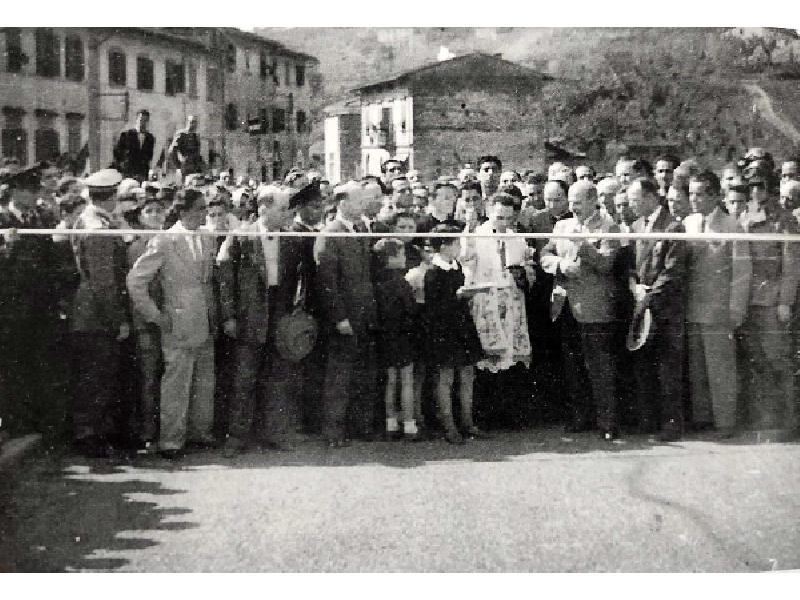 23 Maggio 1949, il Ministro Tupini, le Autorità dei Comuni di Signa e Lastra all'inaugurazione del Nuovo Ponte fra i due comuni.
Il pievano di Signa don Tito Palanti impartisce la benedizione.