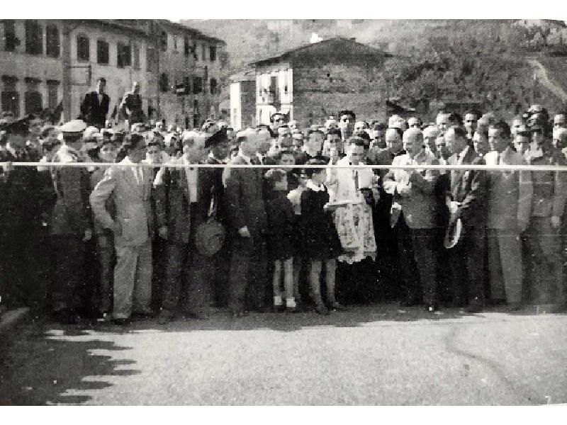 23 Maggio 1949, il Ministro Tupini, le Autorità dei Comuni di Signa e Lastra all'inaugurazione del Nuovo Ponte fra i due comuni.
Il pievano di Signa don Tito Palanti impartisce la benedizione.