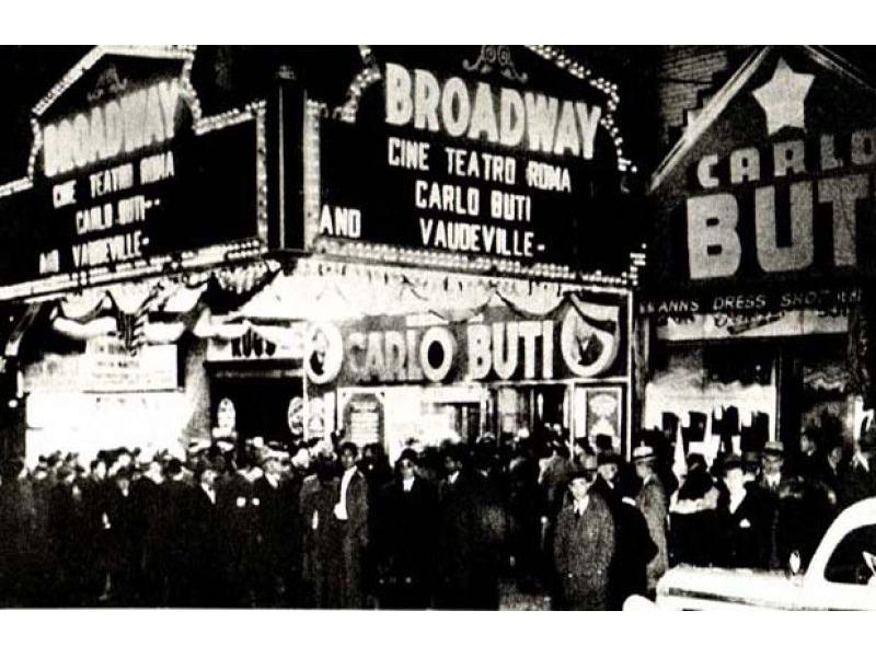 Il palcoscenico e l'esterno del cinema teatro Roma con gli spettatori in coda al botteghino (New York 22 novembre 1937)