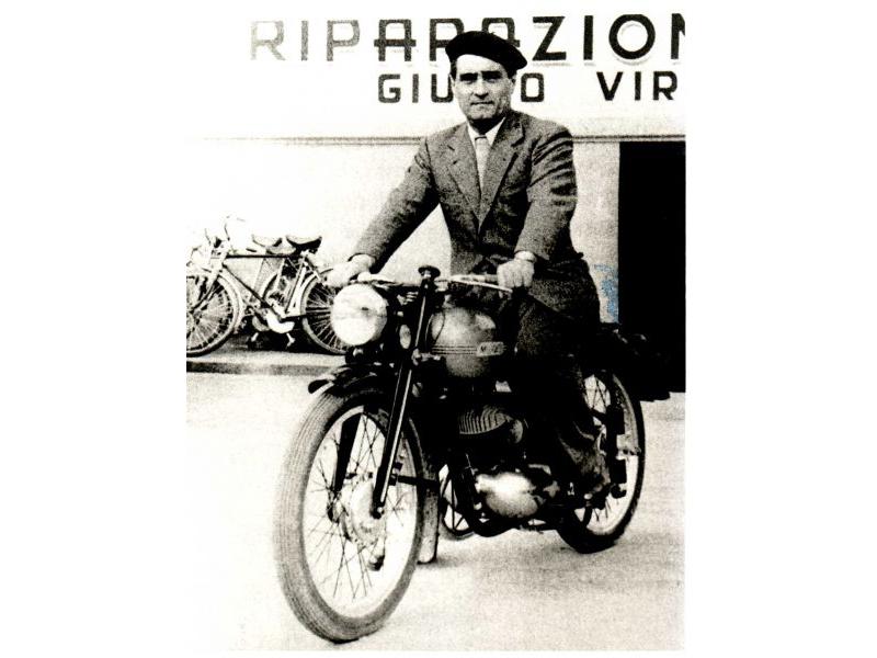 Carlo Buti a Lastra a Signa col suo Mi-VAL (1955)