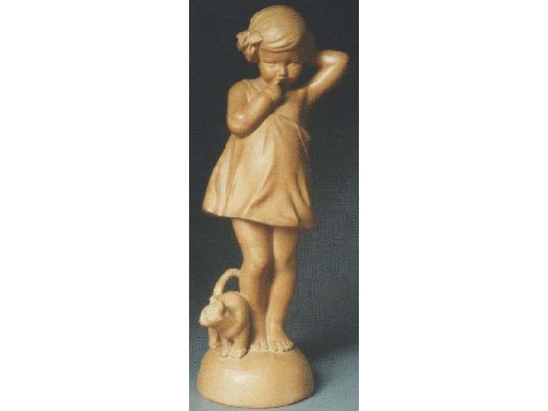 Bambina con gatto, anni Trenta, terracotta patinata, cm. 28