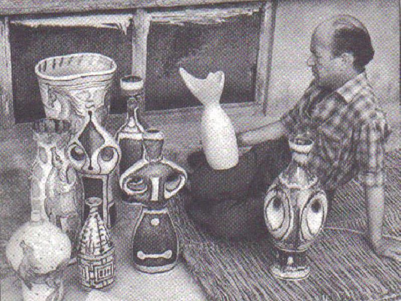 Cartei con alcune sue creazioni in ceramica, anni 50