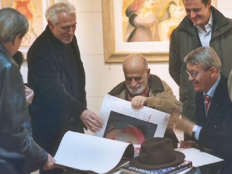 2004 - Ponsacco Mostra coll. Brunetti, Maranghi mostra a Possenti l'ultimo suo caledario