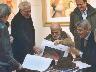 2004 - Ponsacco Mostra coll. Brunetti, Maranghi mostra a Possenti l'ultimo suo caledario (imm. 14 di 27)