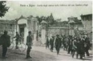 Ponte a Signa. Uscita operai dalla fabbrica del Cavalier Santini & Figli - 1918