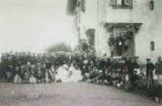 Ponte a Signa - Gruppo di militari e civili davanti a una villa 1900