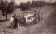 Paesaggio toscano, lavoratori dei campi con trattore del 1900