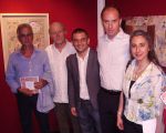 Angela Sabatino con da sinistra il collaboratore d’arte Alessandro Ciucci, gli artisti Marcello Bertini e Giovanni Possenti, il critico d’arte Giovanni Faccenda. Fondazione Banca del Monte – Lucca