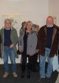 L’artista con da sinistra il critico d’arte e curatore della mostra Massimo Bertozzi e l’organizzatore dell’evento Claudio Giannini. Inaugurazione, sala del Palazzo Ducale – Massa.
