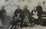 Gruppo di trecciaiole a lavoro
