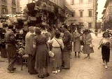 Firenze, anni 50 del XX secolo, turisti ammirano manufatti di paglia