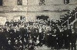 Maestranze della fabbrica di cappelli Santini di Ponte a Signa (fondata nel 1836) in una foto scattata domenica 22 gennaio 1911.
Seduto, al centro il cav. Santini. Terzo da sinistra in piedi, con i baffi e senza cappello, mio nonno materno Elvino Brunelli di Porto di Mezzo, impiegato, ( 'in banco', come allora si diceva,) che dopo la guerra, nei primi anni Venti, con altri cinque soci rileverà la fabbrica.
(Arch. Moretti)