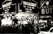 Il palcoscenico e l'esterno del cinema teatro Roma con gli spettatori in coda al botteghino (New York 22 novembre 1937)