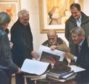 2004 - Ponsacco Mostra coll. Brunetti, Maranghi mostra a Possenti l'ultimo suo caledario